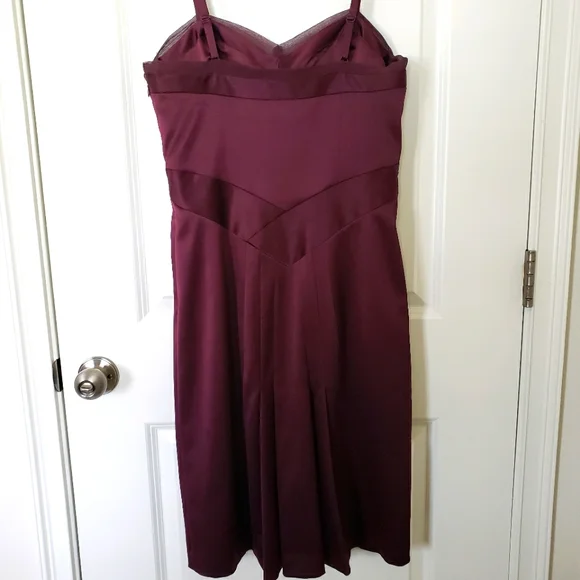 MAX & CLEO Burgundy Satin Strappy Bodycon Sleeveless Knee Length Dress--EUC--8 - Picture 8 of 16
